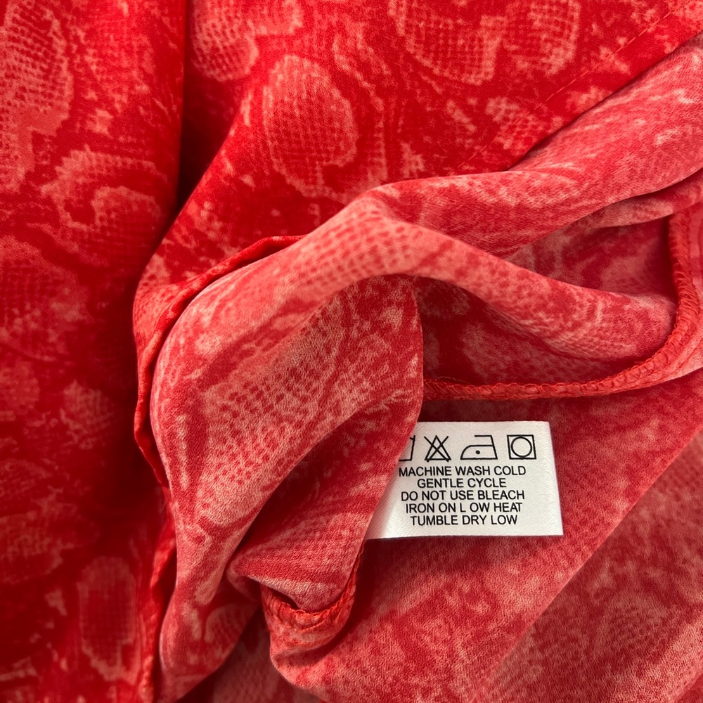 JNY Jones New York Red Snake Skin Pattern Blouse - Size Medium - Picture 13 of 13